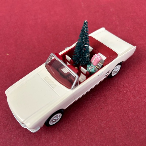 1966 Corevette, Classic American Cars #2 HALLMARK Ornament - Picture 1 of 1